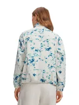 Campera Under Armour de cierre completo con diseño estampado en tonos blancos y azules, confeccionada en tejido técnico resistente al agua y elástico. Cuenta con cuello alto, hombros caídos, bolsillos laterales con cierre y puños y bajo elásticos.