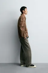 Sobrecamisa de corte boxy fit confeccionada en tejido de algodón con estructura diagonal y efecto lavado. Presenta cuello solapa, cierre frontal con botones a presión, mangas largas con puños ajustables y bolsillos frontales de plastrón.