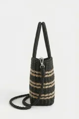 Bolso tipo tote negro tejido con rayas horizontales en color tostado, asas de mano rígidas y diseño estructurado.