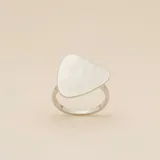 Anillo de plata 925 con diseño geométrico y detalles calados.