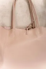 Bolso tote grande de cuero negro con doble asa larga y cierre superior con tira de cuero. Diseño minimalista y atemporal.