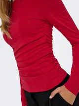 Top de manga larga color gris oscuro, con cuello redondo y diseño ajustado con fruncidos laterales en el cuerpo.