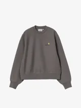 Buzo de cuello redondo color crema, de manga larga y calce relajado, con el logo de Carhartt bordado en el pecho.