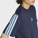Remera Adidas de cuello redondo y manga corta, color azul marino con las icónicas tres rayas en celeste sobre los hombros y logo de la marca bordado en el centro del pecho.