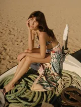 Conjunto de bikini de dos piezas con estampa multicolor exclusiva de edición limitada, compuesto por un top triangular con tirantes finos y una bombacha de tiro medio.