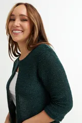 Cardigan de tejido de punto color naranja, con mangas tres cuartos y cierre frontal mediante un único botón en el cuello.