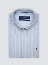 Camisa de hombre clásica de manga larga, confeccionada en 100% algodón, con diseño de rayas verticales en tonos azul, celeste y blanco, cuello abotonado y bordado sutil en el pecho.