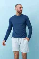 Short de baño de corte recto con estampado de rayas verticales finas en color verde claro. Cuenta con cintura elástica ajustable mediante cordón y bolsillos laterales.