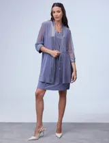 Conjunto de fiesta RM Richards color lila, compuesto por vestido corto de seda fría con apliques bordados y chaqueta de seda fría con apliques bordados y mangas de microtul.