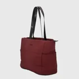 Bolso tipo tote de la marca Bubba, color bordó, con diseño acolchado y cierre superior. Cuenta con doble asa de hombro en color negro, compartimento interno para laptop y bolsillo trasero diseñado para sujetar a maletas de viaje.