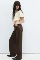 Jeans de tiro alto y estilo extra wide leg, con diseño de cinco bolsillos y lavado desgastado. Cuenta con cierre frontal con cremallera y botón metálico.