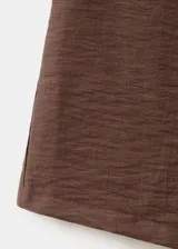 Pantalón palazzo marrón de tiro medio, con cintura elástica ajustable, bolsillos laterales y diseño largo de pernera ancha.