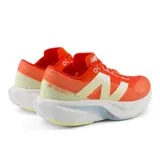 Championes de running New Balance Rebel v4, color naranja con detalles en blanco y amarillo. Confeccionados con espuma FuelCell para ofrecer propulsión y velocidad.
