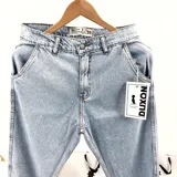 Jean celeste claro de corte recto, con bolsillos delanteros inclinados y etiqueta de la marca Duxon.