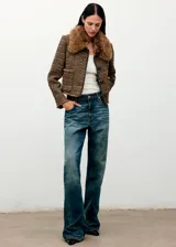 Chaqueta de tweed marrón con diseño recto, cuello de pelo sintético marrón extraíble, cierre frontal de botones, bolsillos de parche y terminaciones deshilachadas.