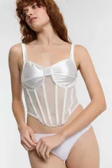 Corset blanco de satén con copas armadas y ballenas verticales.