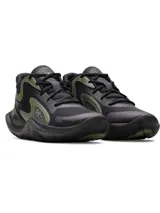 Championes de básquetbol Under Armour Jet 25, con diseño de corte medio en combinación de colores negro y verde oliva. Presentan una parte superior de materiales mixtos para mayor durabilidad y transpirabilidad, cuello acolchado para sujeción y entresuela Micro G® para una amortiguación reactiva.