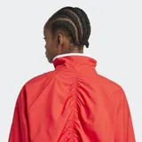 Campera Adidas Adilenium Season 3 roja con cuello alto y logo bordado en el pecho. Diseño oversize con cierre frontal, mangas largas con cremalleras bidireccionales y puños elásticos.