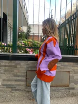 Cárdigan tejido de lana merino color lila con rayas verticales color naranja.