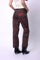 Pantalón recto con estampado abstracto en tonos marrones y negros, tiro medio.