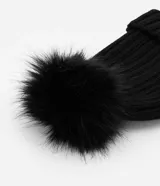 Gorro de punto acanalado color tostado, con diseño clásico de vuelta y pompón de pelo sintético en la parte superior.