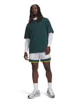 Shorts deportivos Under Armour Icon Wvn Trck de color blanco con detalles en verde oscuro y amarillo en el dobladillo inferior, con tecnología UA Storm que repele el agua, bolsillos laterales y corte holgado.