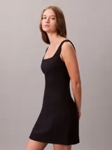 Vestido mini de tweed Calvin Klein color negro, con escote cuadrado y diseño sin mangas con tirantes anchos.