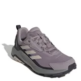 Championes Adidas Terrex Anylander color lila con detalles en gris y beige. Zapatillas de trekking de corte bajo, con amortiguación en la mediasuela y suela Traxion para mayor agarre.