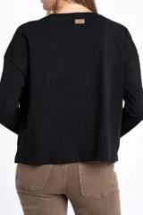 Remerón negro de algodón con elastano, de manga larga, cuello redondo y corte recto.
