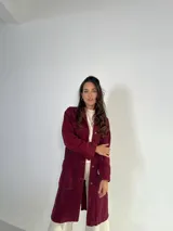 Tapado largo de jeans color burdeos con botones y bolsillos frontales.