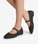 Zapatos chatitas de mujer tipo Mary Jane de la marca Satinato, color marrón oscuro con textura trenzada y tira superior con hebilla metálica dorada.