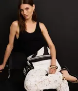 Musculosa ajustada de tejido rib negro, con escote en U y ribetes contrastantes blancos en el escote y los breteles.