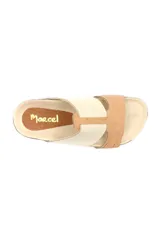 Sandalias bajas de cuero color beige con una tira ancha con textura croco color marrón claro.