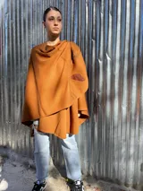 Capa color marrón con apliques de cuero y tejido de punto en lana.