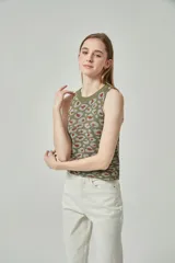 Musculosa de punto color verde militar con estampado animal print en tonos marrón y gris.