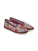 Ballerinas de inspiración friulana Albani, confeccionadas en terciopelo floreado con ribetes en tono bordó, de diseño clásico y cómodo para media estación.