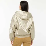 Campera cortavientos de acabado metalizado color dorado, con capucha ajustable mediante cordones, cierre frontal de cremallera negra y puños elásticos.