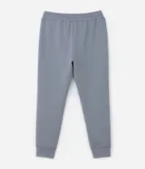 Pantalón deportivo de hombre color beige, liso, con ajuste elástico en la cintura y bolsillos laterales.
