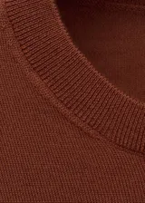 Jersey Lanis de lana 100% color marrón óxido, de manga larga, con cuello redondo y solapas superpuestas en contraste.