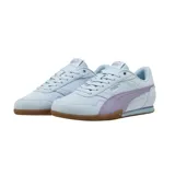 Championes Puma modelo Bella Donna, de diseño urbano y deportivo en color negro con la franja lateral característica en blanco. Presentan una suela de goma color caramelo con excelente tracción y detalles en dorado en los ojales de los cordones.