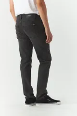 Pantalón de jean azul de corte slim, tiro medio y con presillas para cinturón.