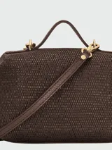 Cartera crossbody pequeña de cuero granulado en color marrón oscuro, con diseño estructurado, cierre superior con cremallera y detalle de logo metálico en el frente.