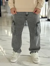Pantalón cargo de jean azul claro, con bolsillos laterales en las piernas y corte holgado.