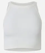 Blusa crop top de cuello halter, confeccionada en tejido rib con textura acanalada. Presenta un diseño ajustado al cuerpo, sin mangas y de color azul oscuro.