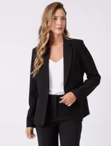 Blazer sastrero negro de corte entallado, con cuello de solapa, hombreras, cierre frontal con un botón y bolsillos laterales con solapa.