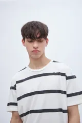 Remera de algodón color crudo con rayas horizontales negras, de corte recto y manga corta.