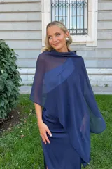 Chal de gasa color azul marino, con diseño asimétrico y caída fluida.