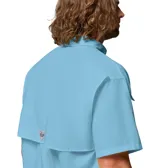 Camisa de manga corta Columbia modelo Bahama II S/S Shirt, color celeste, de ajuste relajado y tejido de nailon de secado rápido. Cuenta con cuello abotonado, bolsillos frontales con solapa, presilla para caña de pescar y ventilación en la espalda con forro de malla.