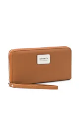 Billetera larga con cierre perimetral, confeccionada en material sintético con estampado botánico de flores silvestres sobre fondo claro. Cuenta con múltiples compartimentos internos para tarjetas, visor para documentos y un bolsillo interno con cierre. Incluye una correa de mano extraíble.