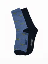 Pack de dos pares de medias de caña media. Un par es de color azul jaspeado con estampado de dinosaurios pequeños y el otro par es de color azul marino liso. Ambos pares cuentan con el logo de la marca estampado en el lateral.